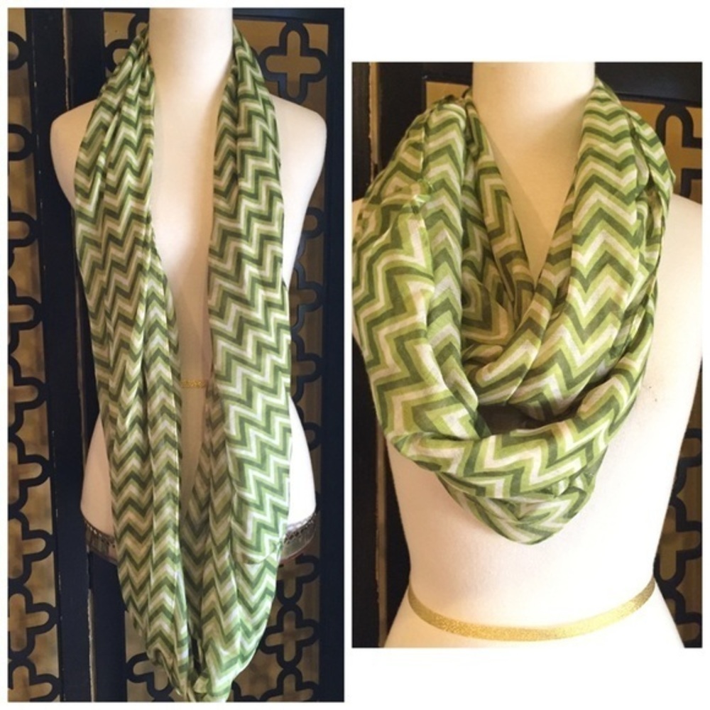NWT GREEN CHEVRON‎ PRINT INFINITY SCARF